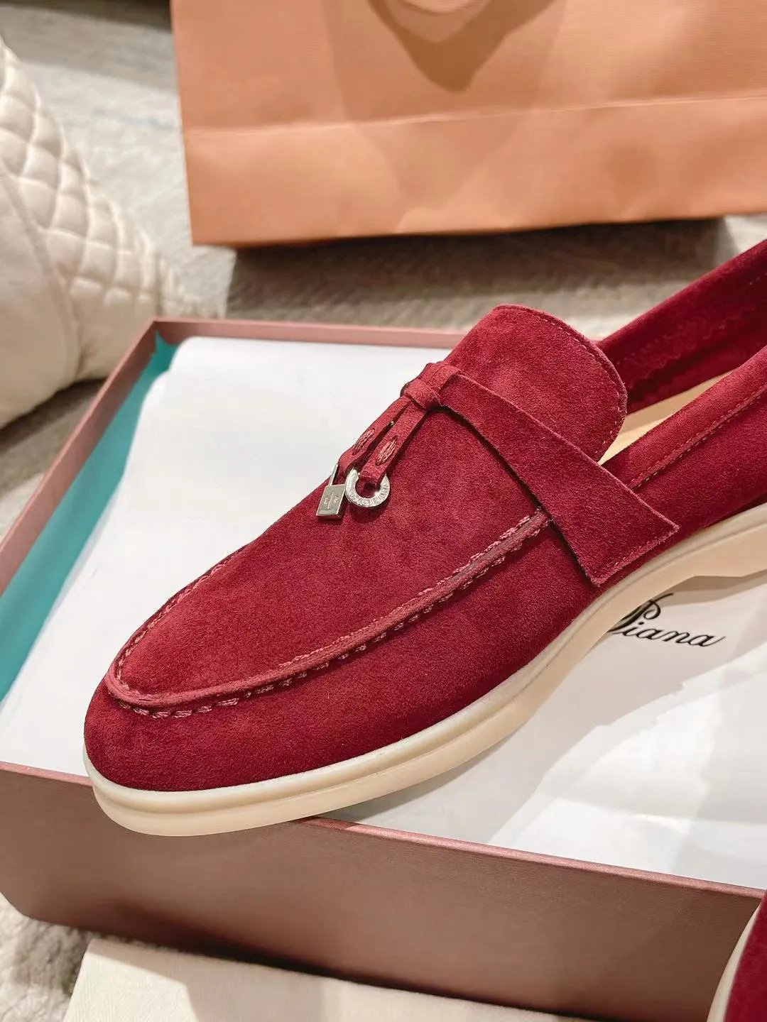 Factory price: 520💰4050 new color. Original purchase, 1⃣️: 1⃣️ folded and developed, Loro Piana professional model to try on feet, quality purchase level, flash sale of common products on the market, welcome to compare, original packaging. Fabric: Imported from Italy🐑High mercerized shearling, Lining: Hand-sewn mark thread in water-dyed cowhide imported from Italy🧵, high-end and elegant. Comfortable on the feet. Size: Women's 35-42 (41, 42) customized, non-returnable, men's 38-45 (46, 47, 48) customized, non-refundable. Fashionable boutiques that you can’t miss, a must-have item